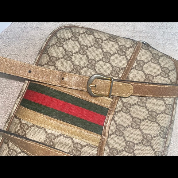 Vintage, used, Gucci crossbody. Pocket in front and zipper closure - Picture 5 of 8